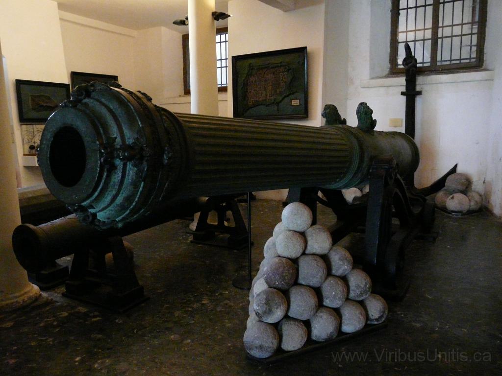 P1060724.JPG - Old cannon with cannon balls